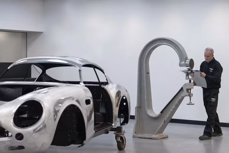 Heritage Division được giao sản xuất thân xe đầu tiên của DB4 GT Zagato Continuation. Sau khi hoàn tất, 18 thân xe tiếp theo sẽ được thực hiện lần lượt. Các kỹ sư lành nghề sử dụng tấm nhôm dày 1,2 mm để tạo thân xe bằng kỹ thuật truyền thống có tuổi đời sáu thập kỷ kết hợp với công nghệ hiện đại.