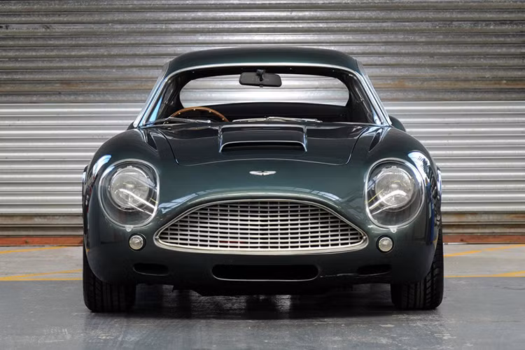 Bộ đôi chiếc xe này tạo thành cặp siêu xe Aston Martin DBZ Zagato Collection, dự kiến sản xuất giới hạn 19 xe mỗi loại và đều không phân phối với hình thức bán lẻ. Nói cách khác, người tiêu dùng muốn mua 1 xe thì phải mua cả 1 cặp cả 2 chiếc DB4 GT Zagato Continuation (xe đua) và DBS GT Zagato (xe đường phố hợp pháp).