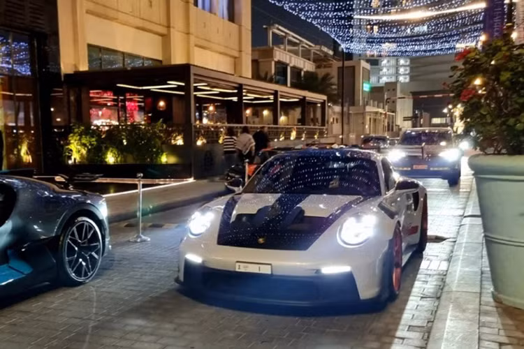 Đáng chú ý, 911 GT3 RS là một trong những mẫu xe đầu tiên của Porsche trang bị hệ thống giảm lực cản (DRS - Drag Reduction System), giúp lực cản thấp và tốc độ cao hơn trên các đoạn thẳng của đường đua, DRS cho phép cánh gió phía sau tạo hình phẳng chỉ bằng một nút nhấn. 