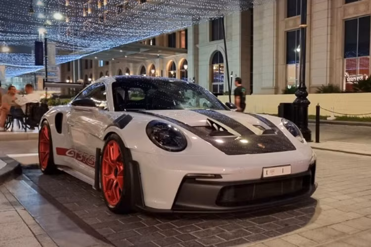 Xe không có tùy chọn số sàn mà chỉ sử dụng hộp số ly hợp kép PDK 7 cấp. Porsche 911 GT3 RS 2023 tăng tốc từ 0 - 100 km/giờ trong 3,2 giây, tốc độ tối đa 296 km/giờ. Hiện giá xe Porsche 911 GT3 RS được đại lý tại UAE rao bán với mức giá khoảng 500.000 USD (12,7 tỷ đồng). 