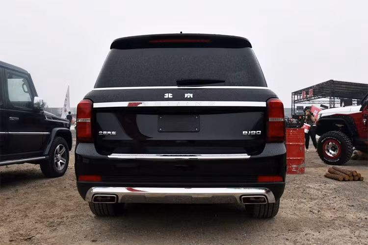 Beijing Auto và Daimler-Benz có mối quan hệ mật thiết khi tập đoàn ôtô Đức sở hữu 12% cổ phần BAIC Motor, công ty mẹ của Beijing Auto. Tuy nhiên mối quan hệ không thực sự hòa thuận, bởi Daimler vẫn rất tức giận về sự ra đời của Beijing Auto BJ80, một mẫu xe nhái G-Class đã được phát triển mà không có bất cứ sự cho phép nào.