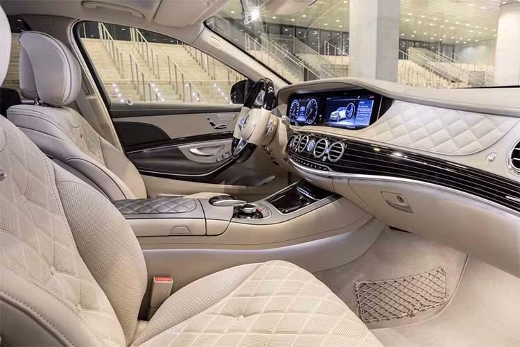 Phiên bản mạnh mẽ nhất của S-Class vẫn sẽ là Mercedes-AMG S65 với trang bị động cơ 6.0 V12 Bi Turbo cho sức mạnh lên tới 630 mã lực đi cùng mô men xoắn tối đa 1.000 Nm. Hộp số 7 cấp của phiên bản cũ sẽ được thay thế bằng loại 9 cấp thể thao AMG SPEED SHIT MCT, đi kèm hệ dẫn động 4 bánh AMG Performance 4Matic+.