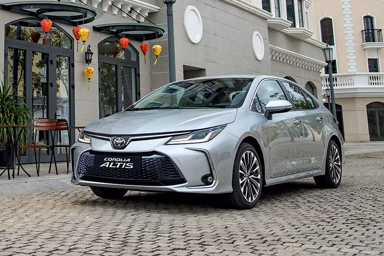  Toyota Corolla Altis: 39 xe Doanh số bán hàng của Toyota Corolla Altis trong tháng 11/2024 chỉ đạt 39 xe, giảm 29,1% so với tháng trước (55 xe). Doanh số lũy kế 11 tháng qua của mẫu xe này đạt 450 xe, giảm mạnh 65,8% so với cùng kỳ năm ngoái. Mẫu sedan lâu đời này vẫn giữ được chất lượng ổn định nhưng dường như đang mất dần sự quan tâm của khách hàng so với các mẫu xe mới ra mắt. Xe hiện phân phối 3 phiên bản, giá khởi điểm từ 719 đến 870 triệu đồng.