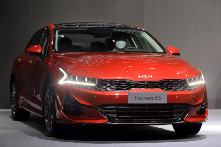  Kia K5: 36 xe Kết thúc tháng 11/2024, doanh số của KIA K5 chỉ đạt 36 xe, giảm 1 xe so với tháng trước (37 xe). Lũy kế doanh số 11 tháng đã qua của KIA K5 là 280 xe, giảm mạnh 69,9% so với cùng kỳ năm ngoái. Kia K5 dù có thiết kế hiện đại và trang bị đầy đủ, nhưng do mức độ nhận diện thương hiệu chưa cao tại Việt Nam, doanh số vẫn còn hạn chế. Giá bán của K5 hiện dao động từ 859-999 triệu đồng.