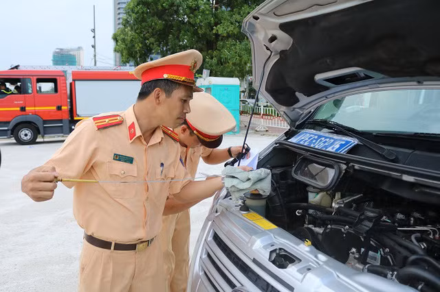 Cụ thể từ ngày 20/10 đến ngày 22/10, Cục CSGT cũng đã kiểm tra an toàn kỹ thuật cho gần 500 xe ôtô hạng sang khác nhau. Trong đó có nhiều mẫu xe hạng sang của thương hiệu ôtô Đức như Mercedes S400 và Audi Q7.