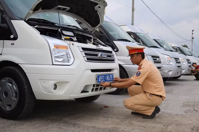 Theo thông tin từ Cục Cảnh sát giao thông (CSGT) cho biết: để bảo đảm an toàn tuyệt đối cho công tác đưa đón đại biểu tham dự Tuần lễ cấp cao APEC 2017 tại Đà Nẵng, với phương châm "An toàn cho phương tiện là an toàn cho APEC", Cục phối hợp với các đơn vị liên quan kiểm định an toàn kỹ thuật, cấp lắp biển số hơn 1000 xe ôtô phục vụ APEC 2017.