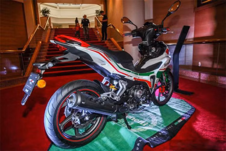 Ở phiên bản đặc biệt Benelli RFS150i Limited Edition 2018 này, xe sở hữu dàn áo mang phong cách thẻ thao Tri-Colore với ba màu sắc chủ đạo là Xanh Trắng và Đỏ, lấy cảm hứng từ quốc kỳ nước Ý. Bên cạnh đó là bộ vành đúc của xe được trang bị bằng chỉ dán vành màu đỏ...