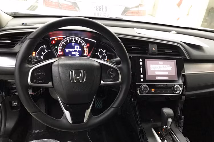 Những trang bị đi kèm Civic gồm; ghế lái điều chỉnh điện tám hướng, điều hòa tự động, cửa gió điều hòa cho hàng ghế sau, các cụm điều khiển hệ thống âm thanh, điều khiển hành trình, chế độ đàm thoại rảnh tay được tích hợp trên vô lăng, hệ thống âm thanh chất lượng cao với 8 loa... màn hình cảm ứng 7 inch hỗ trợ kết nối smartphone.