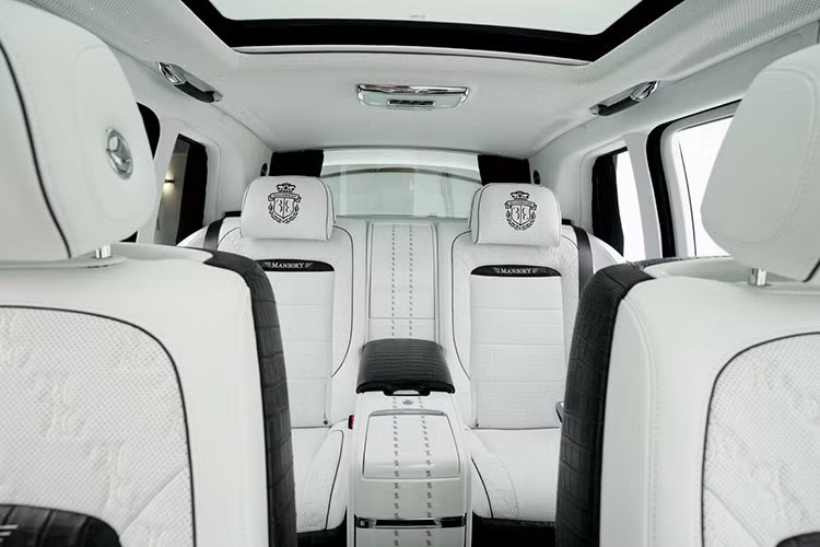 Nâng cấp cuối cùng cho chiếc SUV siêu sang Rolls-Royce Cullinan phiên bản tỷ phú Mansory đến từ động cơ V12, tăng áp kép, dung tích 6.75 lít của xe giờ đây đã được "thông nòng" mang đến thêm 39 mã lực ở công suất động cơ lên mức 602 mã lực và mô-men xoắn cực đại tăng thêm 100 Nm lên 950 Nm.