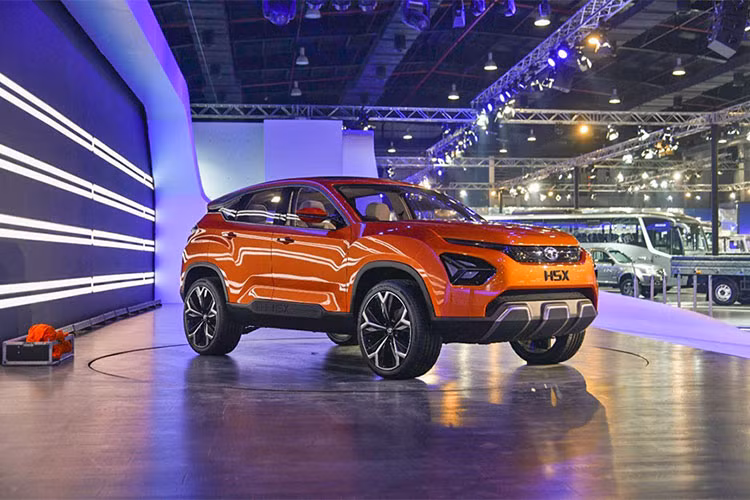 Mặc dù "chung một nhà" nhưng hai thương hiệu Tata và Jaguar Land Rover thường có xu hướng tách biệt sản phẩm của mình. Không sử dụng chung các bộ phận trên ôtô, quảng bá trong những phân khúc khác nhau hay hướng đến đối tượng khách hàng riêng. Tuy nhiên, điều này sẽ thay đổi khi mẫu xe giá rẻ Tata Harrier ra mắt vào năm sau.