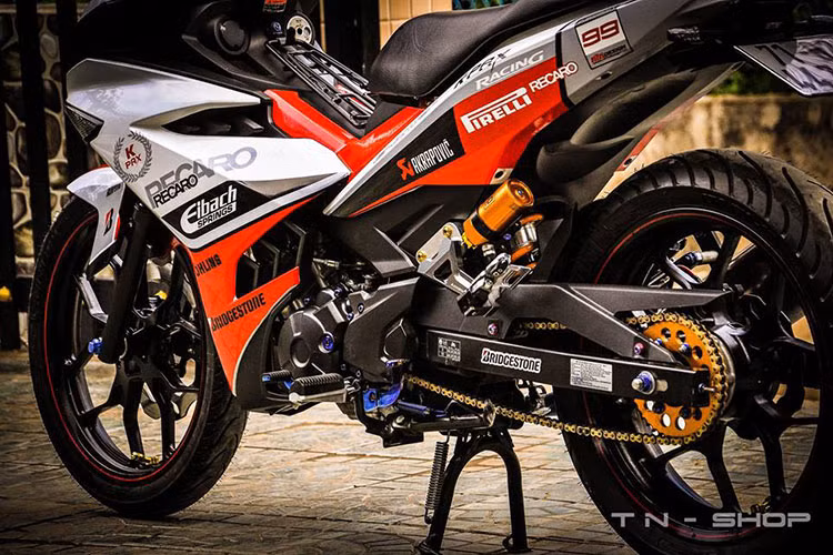 Bên cạnh đó, phuộc sau dạng monoshock cũng được làm mới bằng "hàng hiệu" Ohlins, NSD độ, mâm đồ chơi và lốp sau Michelin Pilot Street.
