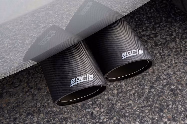 Hãng xe Mỹ còn trang bị cho chiếc xe SUV cỡ lớn này hệ thống ống xả hiệu năng Borla (đây là một tùy chọn) giúp động cơ V8 thêm ''khàn khàn'' hơn nữa. Ngoại thất xe với logo Chevy, gá nóc, nẹp cửa... đều mang màu đen nam tính thay cho chrome trên phiên bản thông thường.