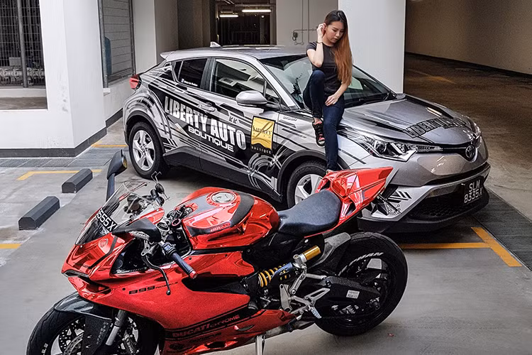 Nguyên bản chiếc Ducati 899 Panigale của Vaune Phan có màu đỏ tươi, tuy nhiên đã được độ lại và thay vào đó là màu đỏ chrome cá tính và bắt mắt. Cùng với việc độ lại màu sắc, chiếc xe còn được nữ chủ nhân trang bị thêm nhiều đồ chơi, phụ kiện đắt giá và mang đậm chất nữ tính.