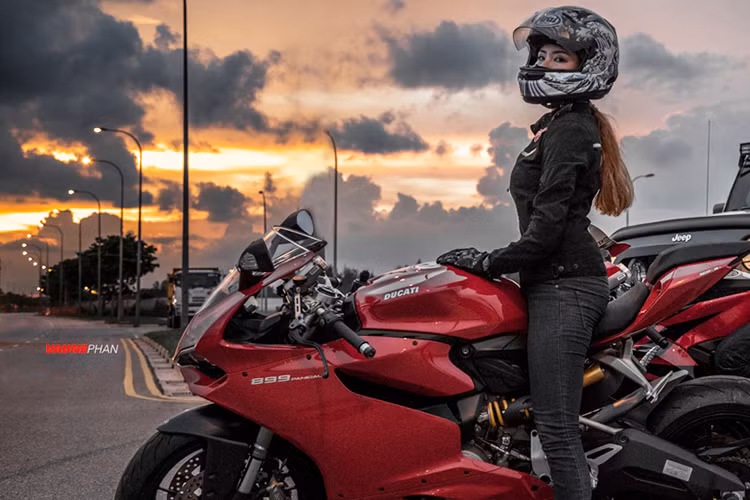 Mẫu Sportbike tầm trung của hãng xe máy Ducati sử dụng khung sườn nguyên khối và động cơ Superquadro V-Twin dung tích 899cc cho công suất 148 mã lực tại 10.750 vòng/phút và mô men xoắn cực đại 98 Nm tại 9000 vòng/phút đi cùng hộp số 6 cấp với tính năng sang số nhanh.