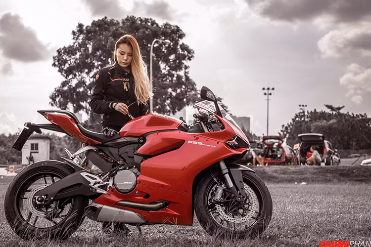 Xuất hiện lần đầu tiên tại triển lãm Frankfurt Motoshow 2013, mẫu xe môtô Ducati 899 Panigale được xem như phiên bản thu nhỏ của siêu phẩm 1199 Panigale. Xe được trang bị công nghệ khung sườn nguyên khối monocoque giúp xe giảm thiểu trọng lượng, xe chỉ nặng có 169 kg.