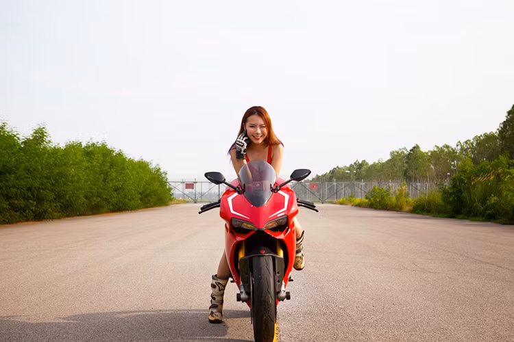 Tại thị trường Việt Nam mặc dù "người anh em" Ducati 959 Panigale mới được nhập khẩu chính hãng về Việt Nam nhằm thay thế cho 899 Panigale nhưng sức hút của mẫu xe này vẫn không hề giảm nhiệt với các tín đồ Ducatista. Hiện giá bán chính hãng của 899 Panigale được nhà phân phối là Ducati Việt Nam niêm yết khoảng 565 triệu đồng.
