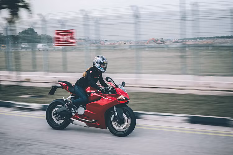 Ducati 899 Panigale được trang bị giảm xóc Showa Big Piston hành trình ngược trên bánh trước và Sachs đằng sau. Ducati cung cấp phanh đĩa kép Brembo 320 mm, 4 pít-tông phía trước và đơn sau 245 mm, 2 pít-tông.