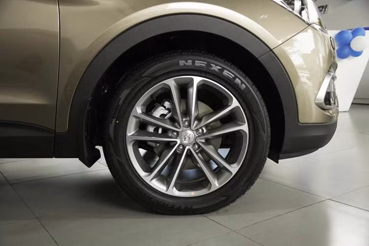 Trái với thông tin từ phía các đại lý chính hãng đang bán ra, đại diện truyền thông của Hyundai Thành Công cho biết - các mẫu xe SantaFe phiên bản cũ vẫn được sản xuất do nhu cầu còn nhiều, nhưng số lượng sản xuất hạn chế do nhà máy phải cân đối giữa các mẫu xe khác.