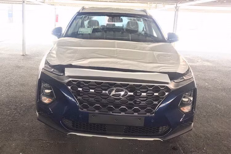 bên cạnh việc chuẩn bị dừng sản xuất phiên bản cũ, hiện mẫu xe Hyundai SantaFe 2019 cũng đã xuất hiện tại Việt Nam hồi tháng 3/2018 và sẽ ra mắt vào cuối năm nay. So với thế hệ cũ, phiên bản 2019 thay đổi toàn bộ diện mạo. Lưới tản nhiệt thiết kế lại theo phong cách mới. Cụm đèn chiếu sáng nhỏ gọn và sử dụng bóng LED hoàn toàn.