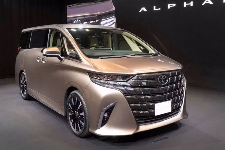 Toyota đã chính thức vén màn thế hệ mới của dòng MPV cao cấp Alphard ở thị trường Nhật Bản. Tại thị trường này, mẫu MPV được mệnh danh "chuyên cơ mặt đất" có 3 phiên bản, bao gồm G, Z và Executive Lounge. Toyota Alphard 2024 mới được phát triển dựa trên cơ sở gầm bệ TNGA-K, xe sở hữu chiều dài 4.995 mm, chiều rộng 1.850 mm, chiều cao 1.935 - 1.945 mm (tùy phiên bản) và chiều dài cơ sở 3.000 mm.