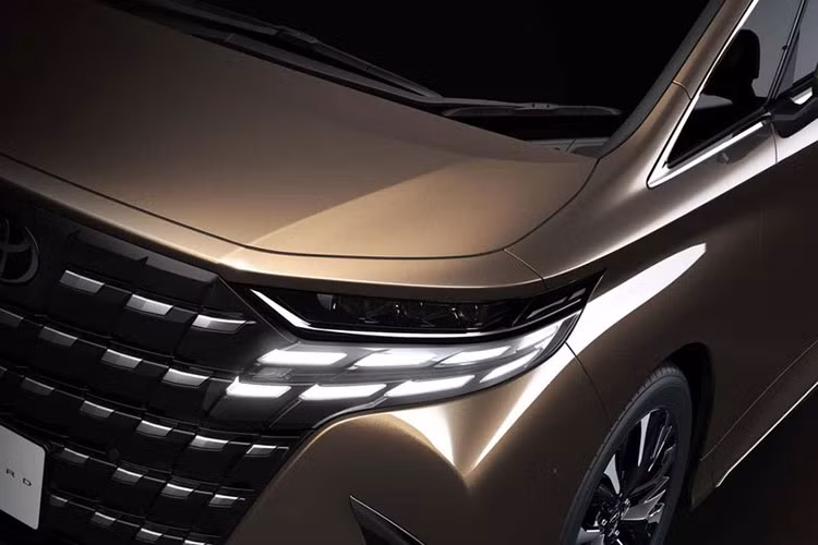 Đúng như hình ảnh rò rỉ trước đó, mẫu xe MPV Toyota Alphard 2024 giữ nguyên thiết kế vuông vức như thế hệ cũ. Được thiết kế theo chủ đề "Forceful x Impact Luxury", mẫu MPV này mang trên mình lưới tản nhiệt cỡ lớn, kéo dài gần hết cản trước với mắt lưới đa điểm mạ crôm.