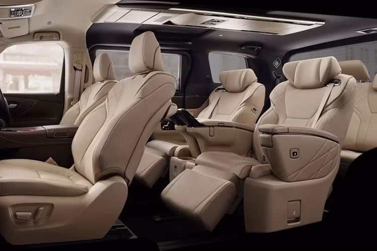 Trên trần xe xuất hiện cụm điều khiển siêu dài, tích hợp đèn viền nội thất, một số nút bấm và cửa gió điều hòa. Trong khi đó, cửa sổ trời đi kèm rèm che nắng trái/phải điều khiển độc lập để phục vụ nhu cầu của từng hành khách. Cửa sổ bên sườn cũng có rèm che nắng có thể kéo xuống, lần đầu tiên được trang bị cho mẫu MPV hạng sang này.