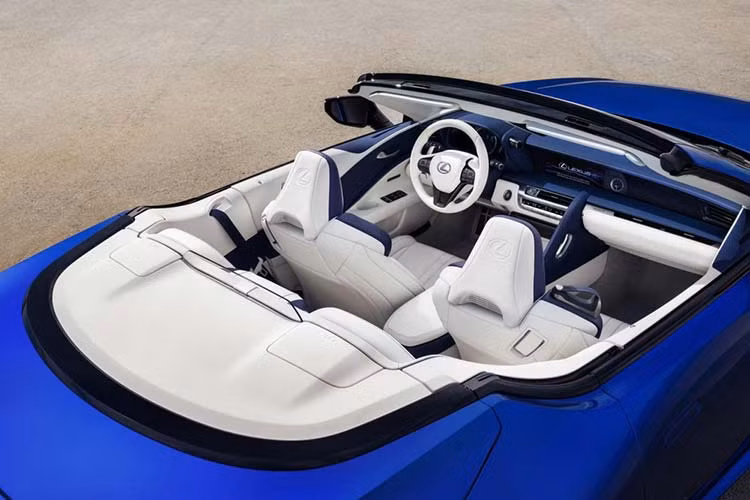 Trên phiên bản mui trần, Lexus trang bị cho chiếc LC500 hệ thống điều hòa nâng cao có tên Lexus Climate Concierge, bao gồm cả hệ thống sưởi phần trên nửa trên khoang lái. Hệ thống sưởi đặc biệt này có khả năng tự động điều chỉnh hệ thống điều hòa cũng như sưởi ghế, sưởi vô lăng nhằm khiến hành khách không bị ảnh hưởng bởi thời tiết bên ngoài khi mở mui. Cốp sau cũng được thiết kế lại nhằm giảm nhiễu loạn không khí với cản gió trong suốt.