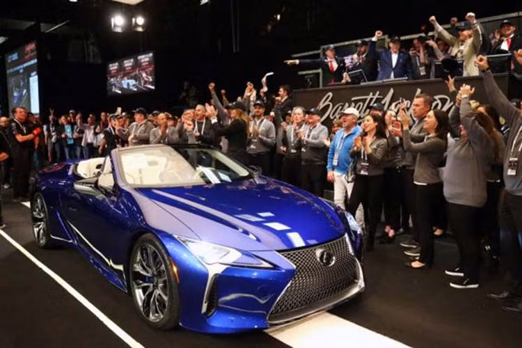 Trong tuần qua, chiếc xe sang Lexus LC500 Convertible bản thương mại đầu tiên đã được đưa lên sàn đấu giá trong khuôn khổ sự kiện Barrett-Jackson tại Scottsdale, Arizona. Đây đồng thời là chiếc LC500 Convertible phiên bản thương mại đầu tiên được sản xuất và chính là chiếc xe duy nhất mang phối màu đầy thu hút này.