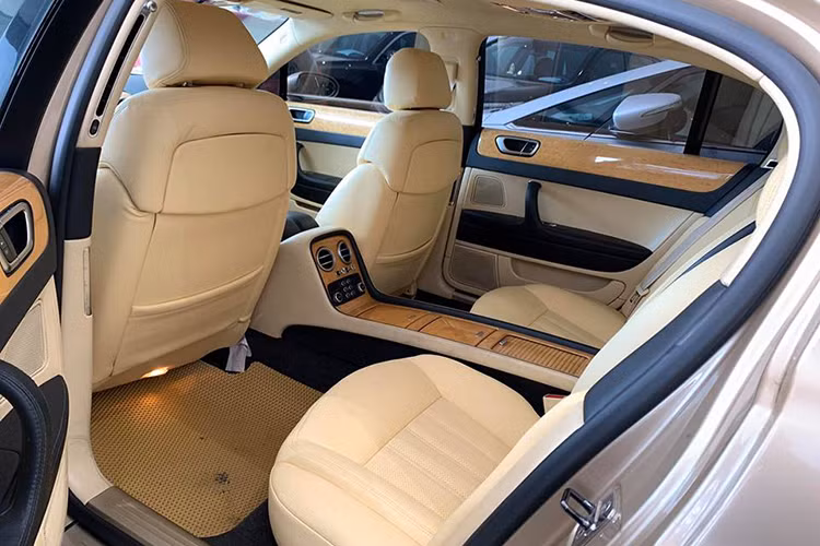 Hàng ghế sau của xe cũng có điều hoà riêng biệt. Ghế ngồi với logo Bentley thêu trên tựa đầu ghế, phần lưng ghế với chỉ khâu hình quả trám. Trang bị giải trí gồm màn hình 8 inch, hệ thống âm thanh cao cấp với ổ CD/DVD dành cho Bentley, camera lùi, rèm che nắng chỉnh điện...