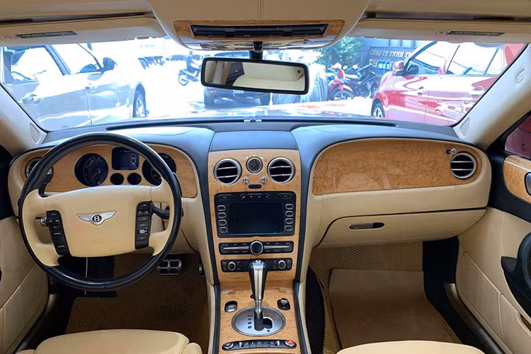 Bên trong khoang lái, chiếc xe siêu sang Bentley Continental Flying Spur Speed này có bội thất bọc da màu vàng nhạt với điểm nhấn là nhiều chi tiết ốp gỗ quý hiếm. 2 hàng ghế sau độc lập và ngăn cách với nhau bằng một bảng điều khiển kéo dài được bọc da và phía mặt trên ốp gỗ.