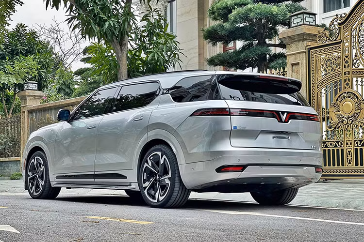 Xe dùng bộ mâm 21 inch với tạo hình bắt mắt và cửa xe dạng ẩn dưới thân để giảm hiệu số cản gió. Đặc biệt, VinFast VF9 còn có trang bị cửa hít mà trong tầm giá hơn 1 tỷ đồng không xe nào ở Việt Nam có được.
