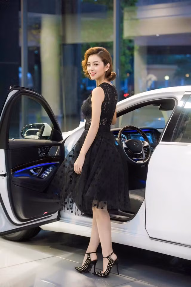 Mercedes-Benz S400 là sedan hạng sang sở hữu khối động cơ V6, tăng áp kép có dung tích 3.0 lít, công suất tối đa 333 mã lực và mô-men xoắn cực đại 480 Nm tại dải vòng tua 1.600-4.000 vòng/phút.