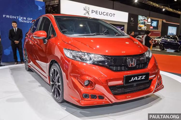 Mẫu xe ôtô Honda Jazz vốn là cái tên không mấy xa lạ đối với các tín đồ của xe đô thị cỡ nhỏ. Tuy nhiên, sau khi qua tay nhà độ lừng danh Mugen của Nhật Bản, Honda Jazz dường như "thay da đổi thịt" và trở nên mạnh mẽ, lực lưỡng gấp bội phần.