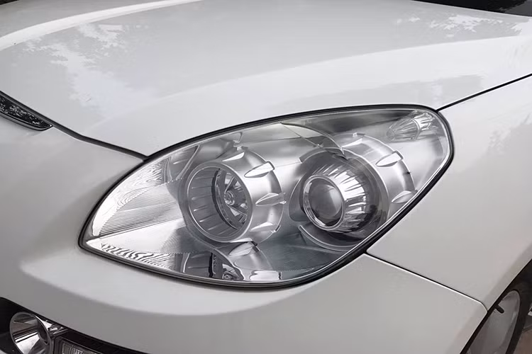 Luxgen 7 tại Việt Nam sở hữu vóc dáng khá đồ sộ với chiều dài 4,8m, rộng 1,93m và cao 1,76m - nhằm cạnh tranh với các đối thủ thời điểm đó như; Hyundai Santa Fe, Kia Sorento, Chevrolet Trailblazer, Toyota Fortuner. Về ngoại thất, xe sở hữu hệ thống đèn pha chiếu sáng dạng bi-xenon thiết diện lớn. Ngoài ra, hệ thống đèn pha thông minh này còn có khả năng tự động cảm biến ánh sáng (bật/tắt), hướng sáng theo góc cua.