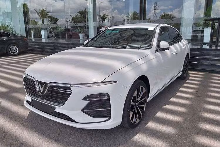 Ngay từ ban đầu, VinFast đã định vị cặp đôi Lux A2.0 và SA2.0 cao hơn phân khúc xe phổ thông, nhắm tới phân khúc ô tô hạng sang. Do vậy, chẳng mấy ngạc nhiên khi phụ tùng của dòng xe VinFast Lux không rẻ. Được biết giá xe VinFast Lux A2.0 khi mới bán ra được ưu đãi giai đoạn đầu là 880 triệu đồng. Hiện tại Vinfast chưa có thông tin chính thức nào về sự việc này