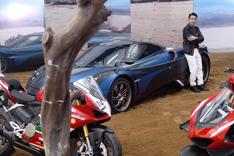 Mức giá xe Ducati Superleggera V4 lên đến tận 5,8 tỷ đồng, 1 con số khổng lồ cho ai thích chơi xe môtô. Ngoài chiếc xe Ducati Superleggera V4 ra, trong sự kiện đó, Minh Nhựa còn được bàn giao luôn 1 dàn xe Ducati khác với 4 chiếc có tổng trị giá 2,69 tỷ đồng.