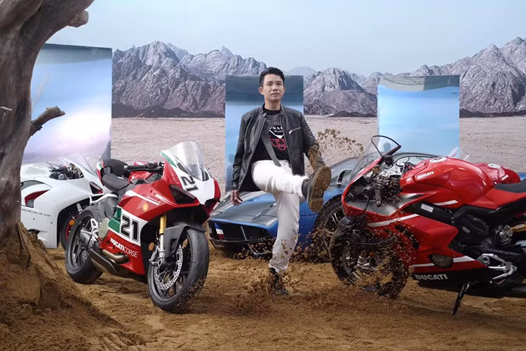 Trong 1 năm qua, Minh Nhựa mua xe Ducati theo lô và giờ đây anh đã sở hữu thêm 2 chiếc xe môtô phân khối lớn khác cũng đặc biệt, giá đắt đỏ đó chính là Ducati Panigale V2 Bayliss 1st Championship 20th Anniversary hay mới nhất là Ducati Panigale V4 SP2, cặp đôi này có giá bán tổng cộng 2,1 tỷ đồng.