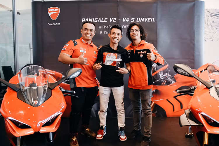 Ngoài ra còn có chiếc Ducati Panigale V2 Bayliss phiên bản 1st Championship 20th Anniversary chỉ có 2 xe đang xuất hiện tại Việt Nam và được chào giá 780 triệu đồng.