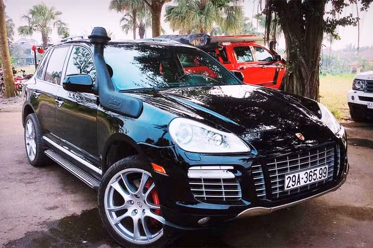 Một chiếc Porshche Cayenne đời cũ độ ống thở ở TP HCM mang biển số Hà Nội. Chiếc xe này hiện cũng có mức giá vài tỷ đồng trên thị trường.