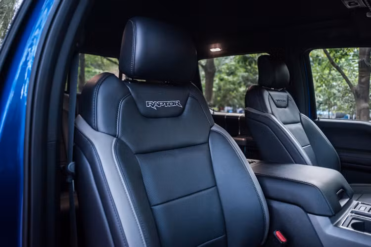 Ford F-150 Raptor 2017 ghế lái chỉnh điện 10 hướng, hệ thống thông tin giải trí SYNC 3 tích hợp định vị... Những tính năng an toàn tùy chọn của xe như cảnh báo chuyển làn đường, hỗ trợ duy trì làn đường, đèn pha tự điều chỉnh, cảnh báo điểm mù, hỗ trợ lùi xe khi có rơ-moóc phía sau, cần gạt nước cảm biến mưa và hệ thống kiểm soát hành trình thích ứng.