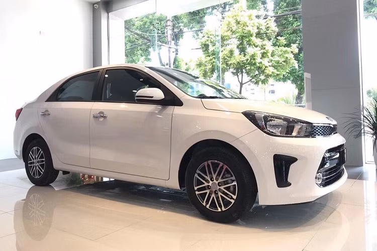 Bởi nếu cạnh tranh về giá, Soluto không còn là mẫu xe giá rẻ nhất nữa. Nhưng cạnh tranh về option thì phiên bản AT Deluxe vẫn thua Attrage CVT ở nhiều trang bị. Kia Soluto được phát triển trên nền tảng của chiếc Kia K2,ra mắt lần đầu vào năm 2017 ở triển lãm ô tô Thượng Hải. Đầu năm 2019, mẫu xe này đã cập bến Đông Nam Á.