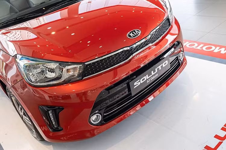 Trước đó ở bản Kia Soluto AT Deluxe, xe đã sở hữu hệ thống phanh đĩa trước sau, hệ thống chống bó cứng phanh - ABS và hệ thống phân phối lực phanh điện tử - EBD, hệ thống tự động khóa cửa khi xe chạy... 