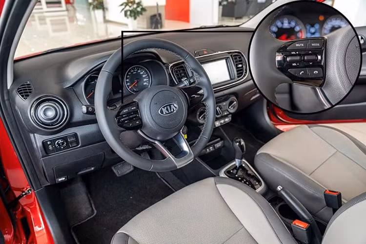 Với những nâng cấp mới, giá xe Kia Soluto 1.4 AT Luxury được báo từ 499 triệu đồng. Cao hơn 44 triệu đồng so với phiên bản cao cấp nhất hiện giờ là Kia Soluto AT Deluxe (455 triệu đồng). Thời gian giao xe Soluto 1.4 AT Luxury được các đại lý cho biết là vào cuối tháng 4 và đầu tháng 5/2020.