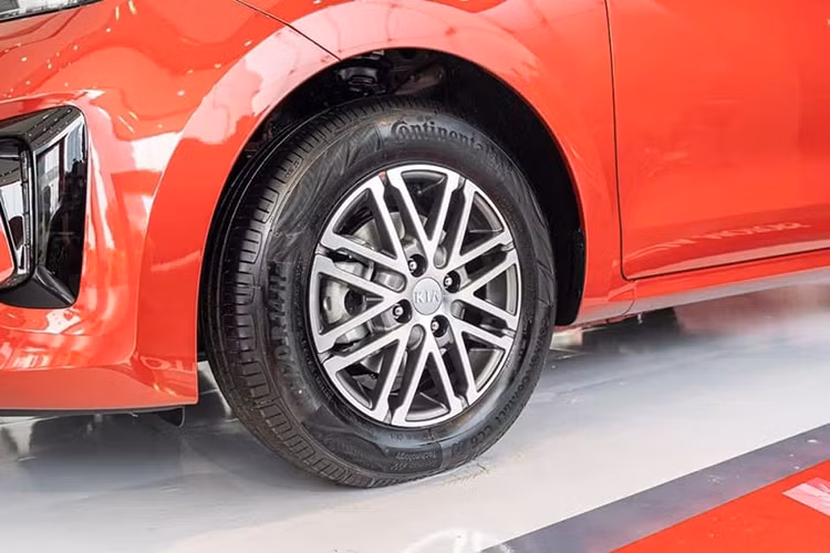 Động cơ dưới nắp ca pô chỉ có 1 tùy chọn duy nhất cho cả 3 phiên bản là loại xăng Kappa 1.4L cho công suất 94 mã lực tại vòng tua 6.000 v/p và mô men xoắn 132 Nm tại vòng tua 4.000 v/p kết hợp cùng hộp số sàn 5 cấp hoặc tự động 6 cấp tùy phiên bản.