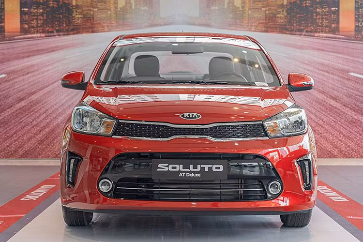  Kia Soluto hoàn toàn mới ra mắt thị trường Việt vào tháng 9/2019 với giá rẻ nhất phân khúc thời điểm đó, khởi điểm từ 399 triệu đồng. Ngay khi ra mắt, với ưu thế về giá bán, Soluto nhanh chóng đạt được sự yêu mến của người tiêu dùng và lọt top 10 xe bán chạy hàng tháng.