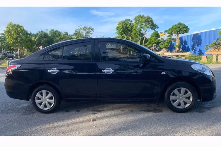 Tại thị trường Việt Nam, những chiếc Nissan Sunny đời cũ được gia đình sử dụng được bán lại khá ít, có chăng là những chiếc xe dịch vụ hay Taxi "hoàn lương" được làm mới. Theo chủ nhân chiếc Sunny 20216 trong bài viết này quảng bá trên sàn xe cũ, đây là phiên bản số sàn và chỉ 1 đời chủ - xe mang biển tỉnh Thanh Hoá với oddo lăn bánh không nhiều.