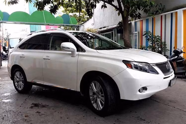 Tại thị trường ôtô Việt Nam, những mẫu xe sang hiệu Lexus hiện vẫn luôn được biết đến với khả năng giữ giá rất ấn tượng. Từ LX570, GX460 cho đến những chiếc RX sau nhiều năm sử dụng vẫn được chủ nhân đăng bán lại với giá cao hơn rất nhiều các đối thủ cùng phân khúc.