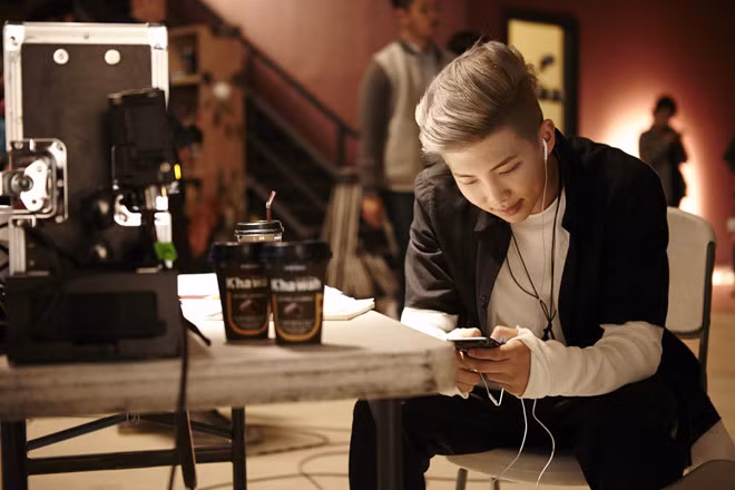 RM (BTS): Không chỉ có sở thích sáng tác nhạc, trưởng nhóm tài năng của BTS còn là người thích viết lách và đọc sách. Ngay cả các thành viên khác trong nhóm cũng gọi RM là "mọt sách". Nam ca sĩ thường giới thiệu nhiều tiêu đề sách hay và thú vị cho các ARMYs (tên fanclub của BTS). R.M luôn tranh thủ đọc sách khi rảnh rỗi. Anh đọc cả sách điện tử trên điện thoại trong lúc nghỉ ngơi.