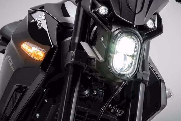 Mẫu xe máy điện Voge ER10 sở hữu kiểu dáng của dòng naked-bike với thiết kế theo phong cách hiện đại tới từ của tương lai, ngoài ra ngoại hình nhỏ gọn khiến chiếc xe hoàn toàn phù hợp cho nhu cầu sử dụng đi lại hằng ngày trong đô thị. Đầu xe tương đối độc đáo với cụm đèn pha LED hình oval và hai đèn định nằm hai bên, trong khi xi-nhan báo rẽ được rời ra phía cánh yếm của thân xe.