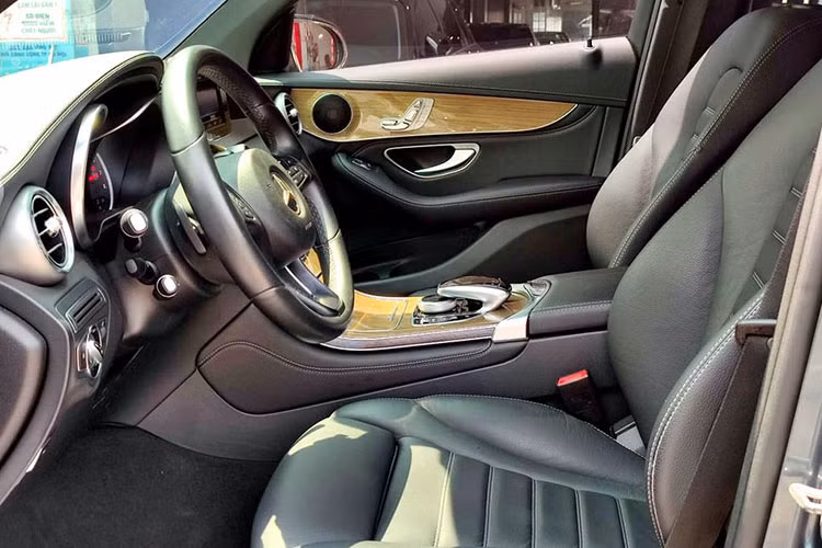 GLC 250 4MATIC được trang bị động cơ I4 2.0L sản sinh 211 mã lực, Hộp số tự động 9 cấp 9G-TRONIC đi kèm hệ dẫn động 4MATIC. Mô-men xoắn cực đại 350 ngay từ vòng tua máy 1.200 vòng/phút, có mức tiêu hao nhiên liệu trung bình ở mức 6.5L/100 km. Đi kèm 5 chết độ lái khác nhau là "Comfort", "ECO", "Sport", "Sport+" và “Individual”.